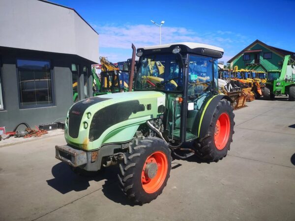 Tracteur vigneron Claas Nexos 240F