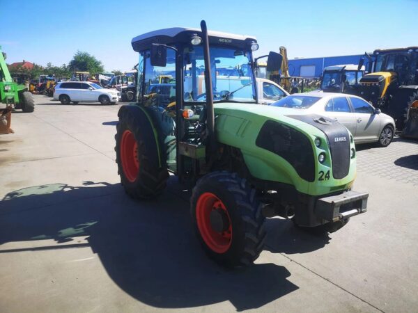 Tracteur vigneron Claas Nexos 240F – Image 2